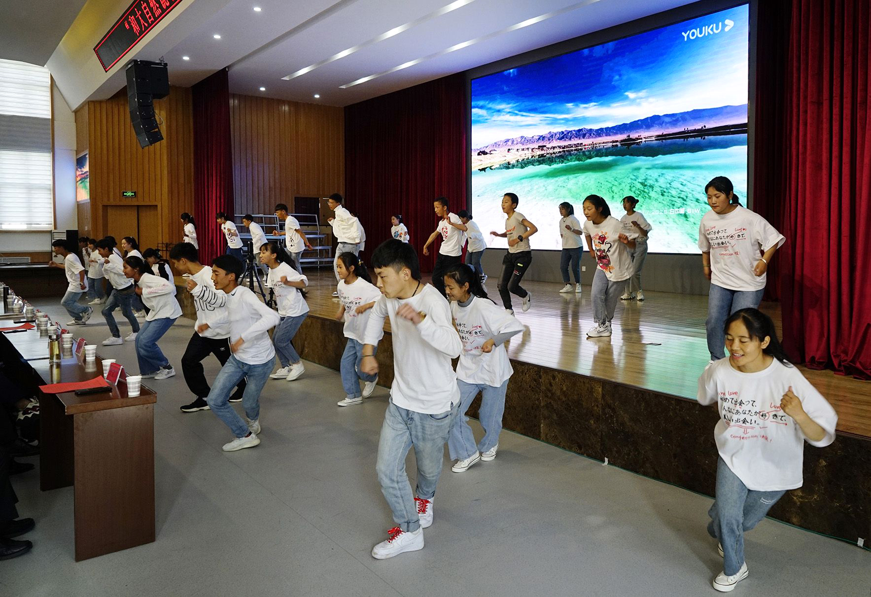 和大自然说说话儿童画国际巡展青海展开幕三江源民族中学的孩子们发出