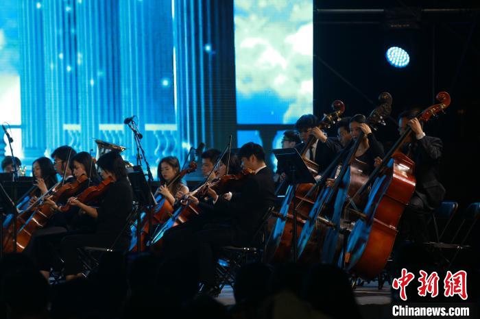 黄浦江畔响起歌剧、交响乐观景赏乐两不误