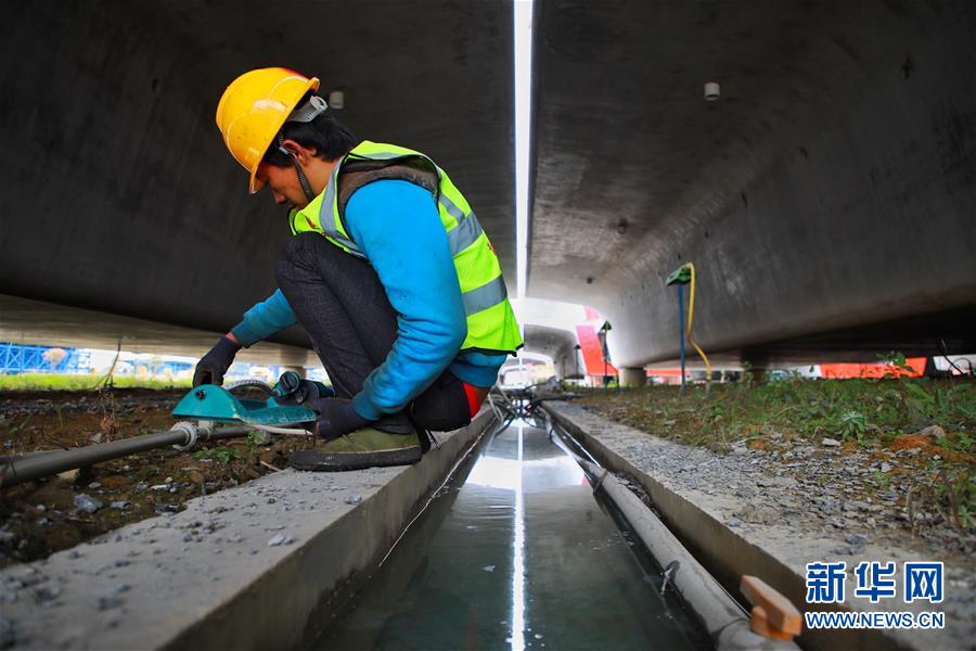 （经济）（3）贵南高铁加紧建设施工
