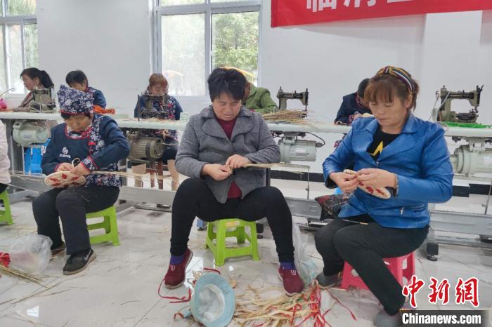 【文化扶贫在行动：陕西篇】陕西渭南：巧娘草编合作社用传统技艺“编织”脱贫“幸福路”