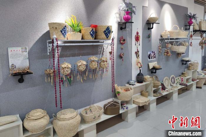 图为草编工艺品。　梅镱泷 摄