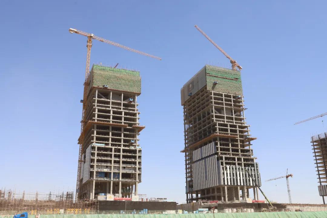 中建一局三公司海外项目埃及新首都CBD P3标段C12商务办公楼顺利封顶