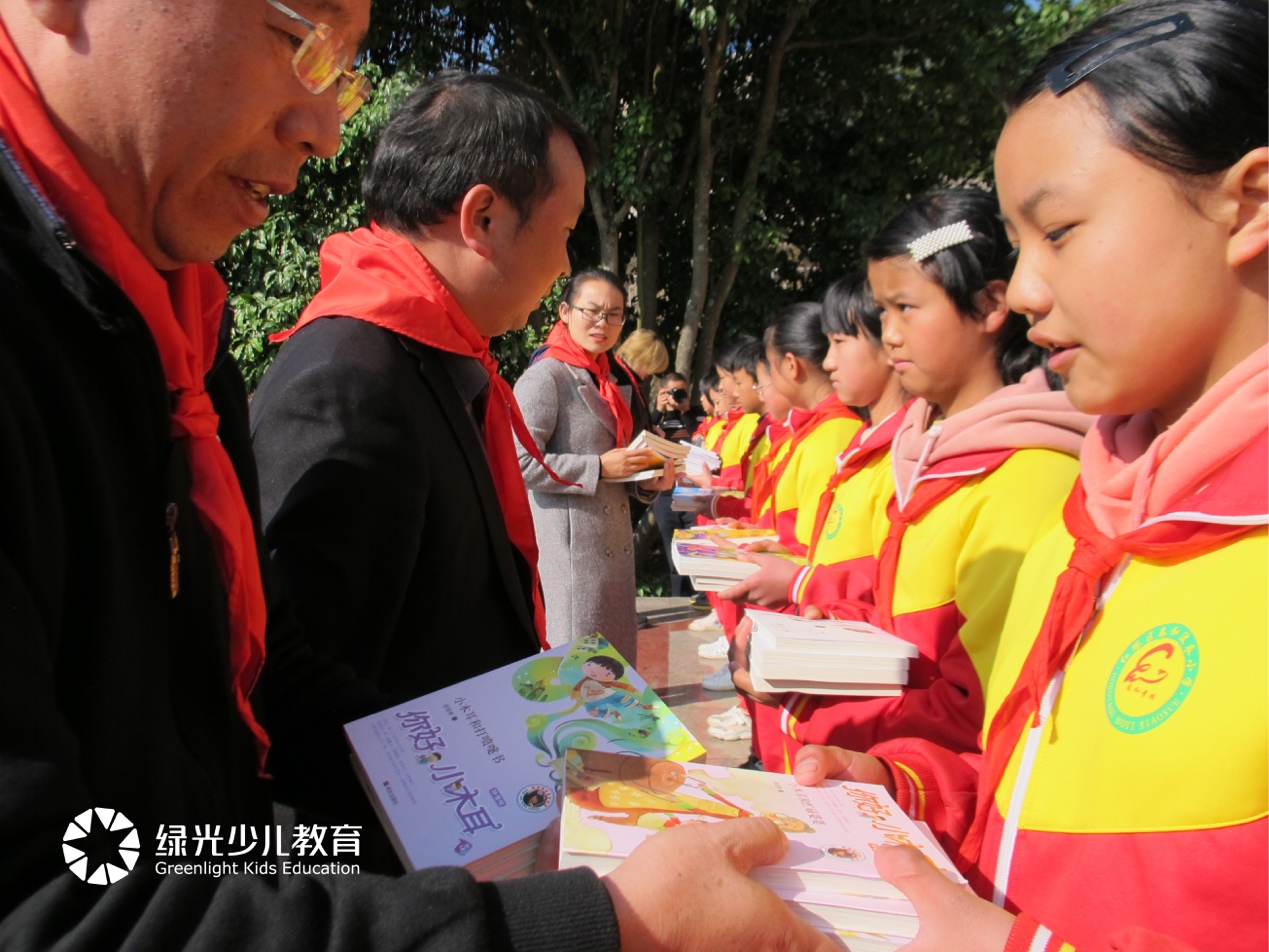 “点亮希望 与爱同行”绿光少儿教育援滇爱心图书馆揭牌插图(2)