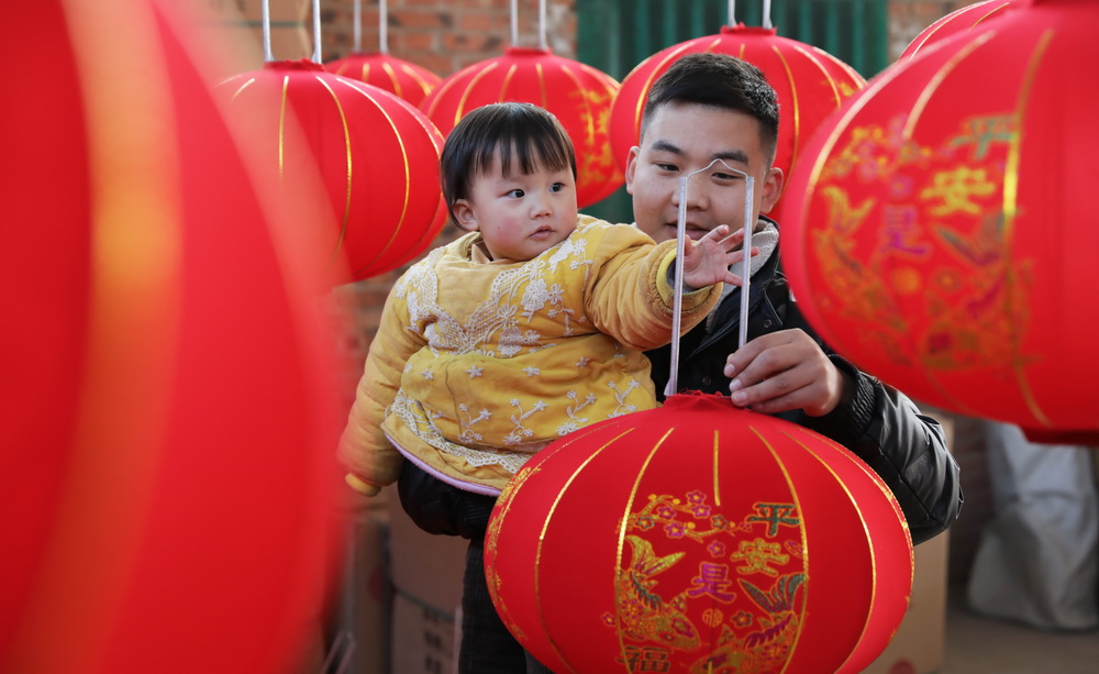 12月21日，在河南省武陟县西陶镇石荆村一家灯笼加工厂，顾客在挑选大红灯笼。