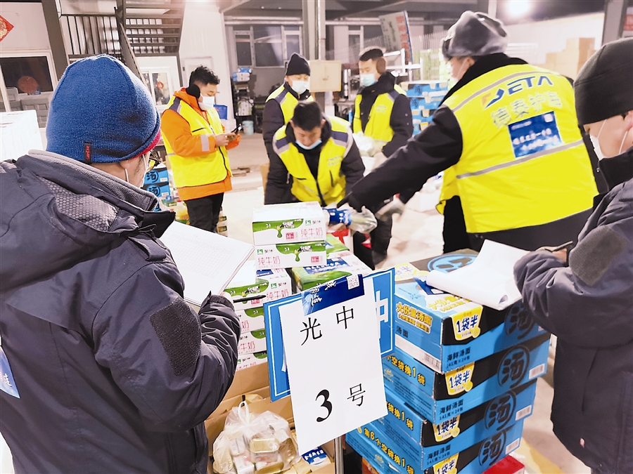 志愿者们帮助供货商分拣、称重、运送货品。大连新闻传媒集团记者郑鸿