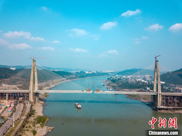 四川宜宾盐坪坝长江大桥主桥成功合龙采用“鱼跃长江”造型