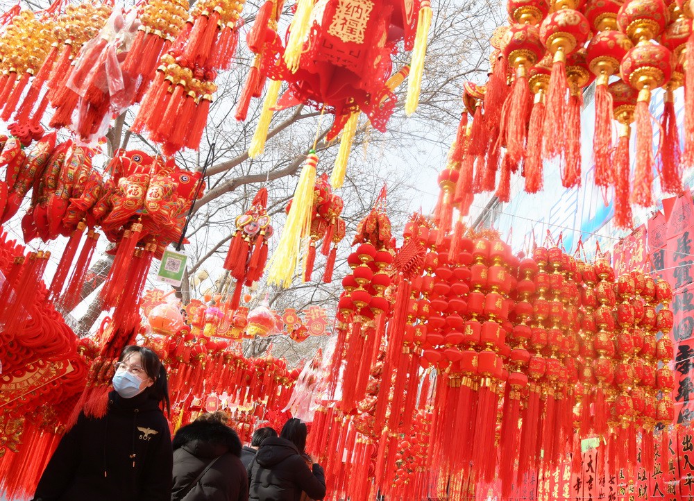 1月31日，顾客在永靖县刘家峡镇一市场挑选节庆饰品。