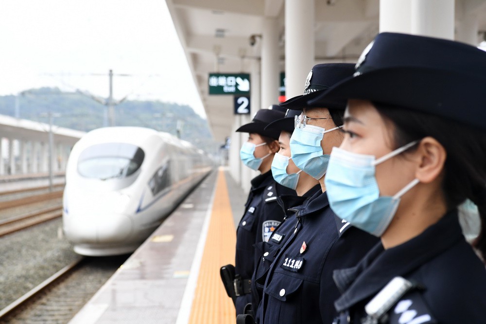 2月25日，女子巡逻队在合川站站台值守。