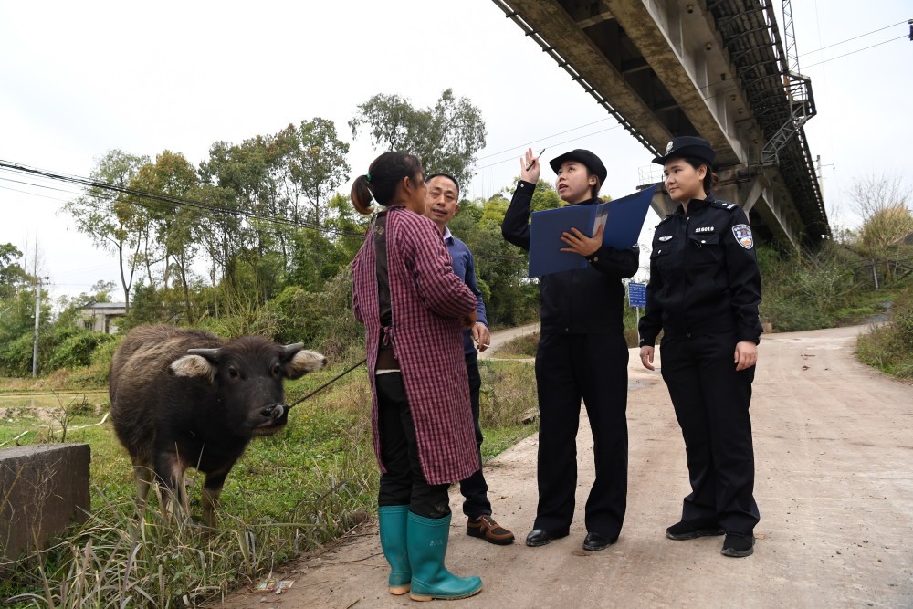 2月25日，女子巡逻队队员秦雯（右二）、王渝兰（右一）在向铁路沿线居民宣讲铁路安全常识。