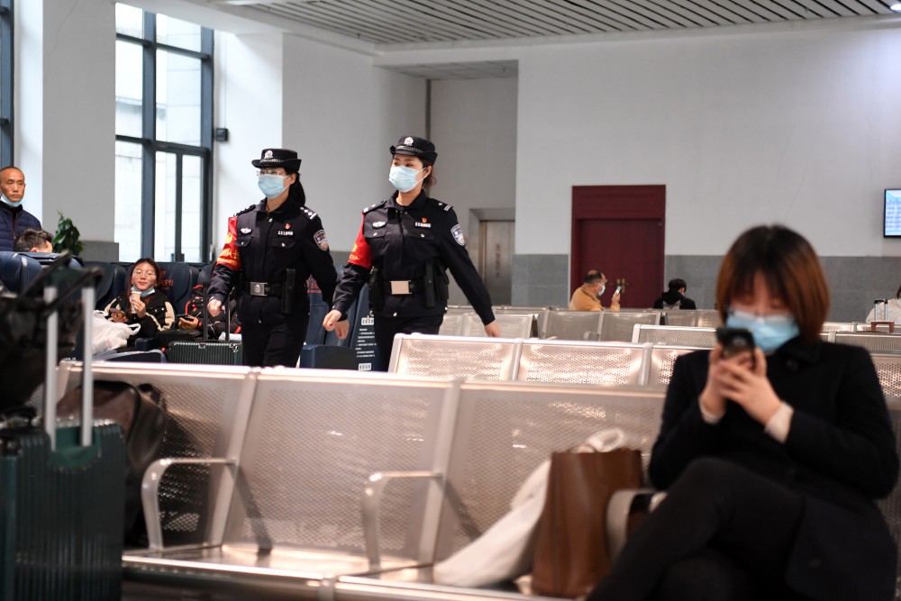 2月25日，女子巡逻队队员杨倩（右）、乔修峰在合川站候车大厅巡逻。