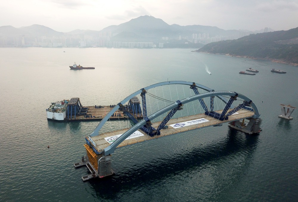 2月26日，香港将军澳大桥主桥安装成功（无人机照片）。新华社记者 李钢 摄