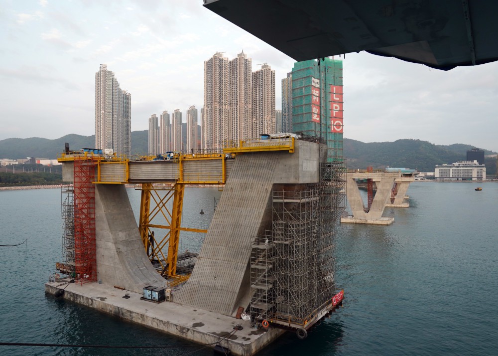 香港将军澳大桥的桥墩（2月25日摄）。新华社记者 李钢 摄