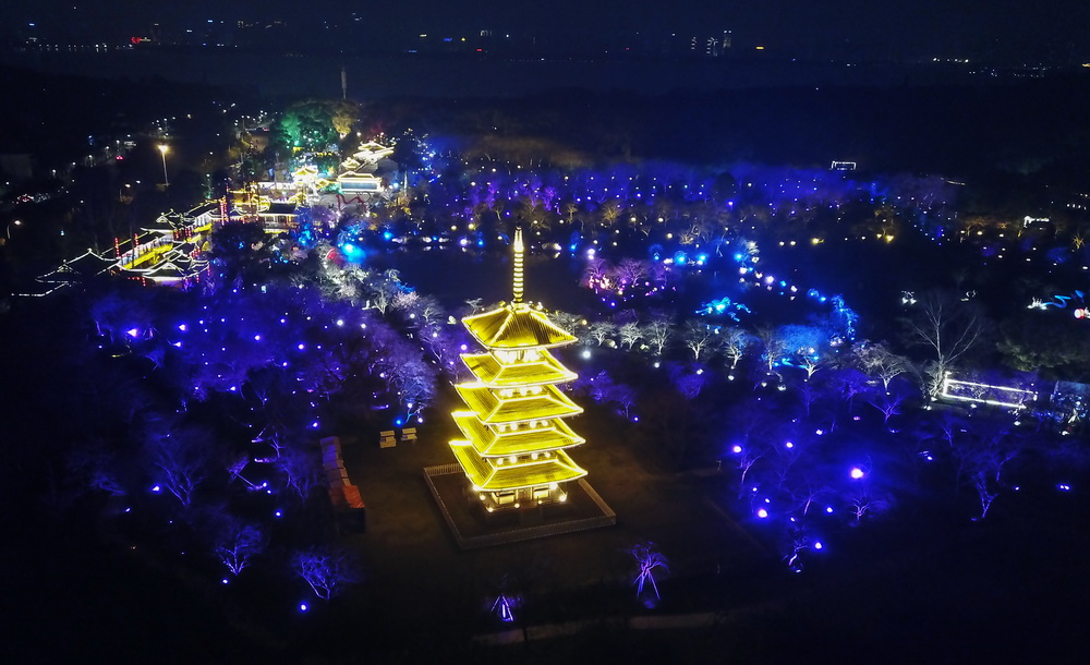 这是3月3日拍摄的武汉东湖樱花园夜景。