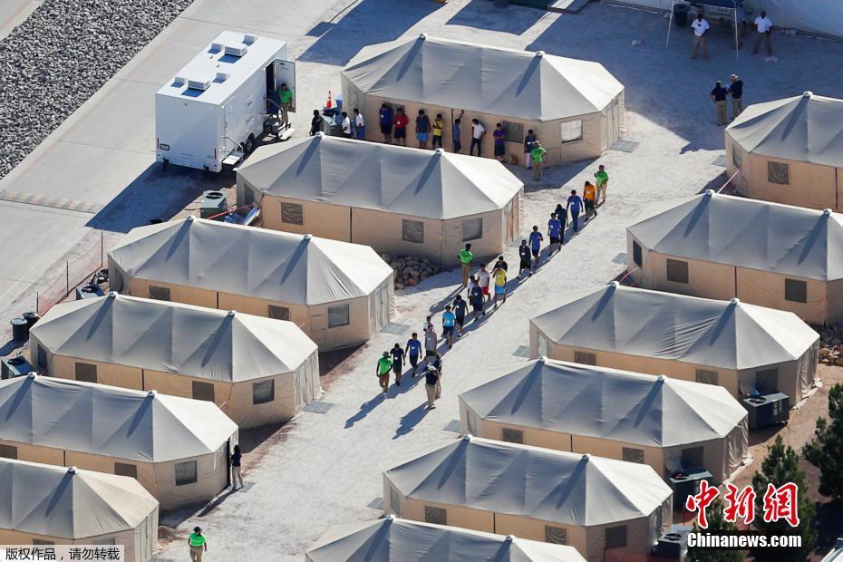 图5：资料图：在美国与墨西哥边境地区Tornillo，有一座移民儿童“帐篷城”。数千名被迫与父母分离的移民儿童，被安置在这座“帐篷城”内。