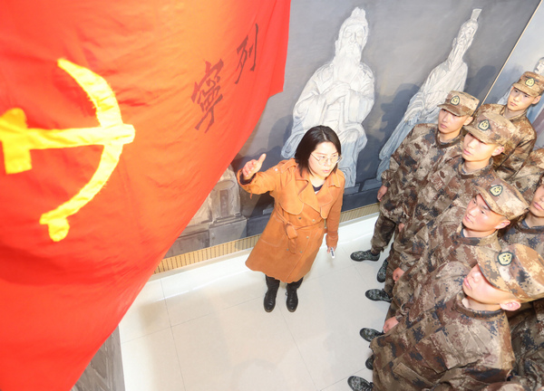 3月16日，在中国工农红军第六军团政治部旧址，贵州省七星关区春季即将入伍的新兵正在参观纪念馆。王庆泽摄