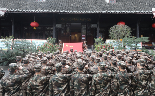 3月16日，在中国工农红军第六军团政治部旧址，贵州省七星关区春季即将入伍的新兵正在军旗下宣誓。王庆泽摄