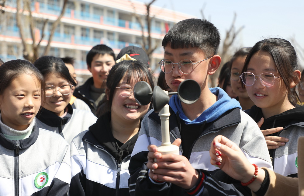 3月22日，山东省临沂市沂南县孙祖镇中学一名学生在做风速实验。新华社发（杜昱葆 摄）
