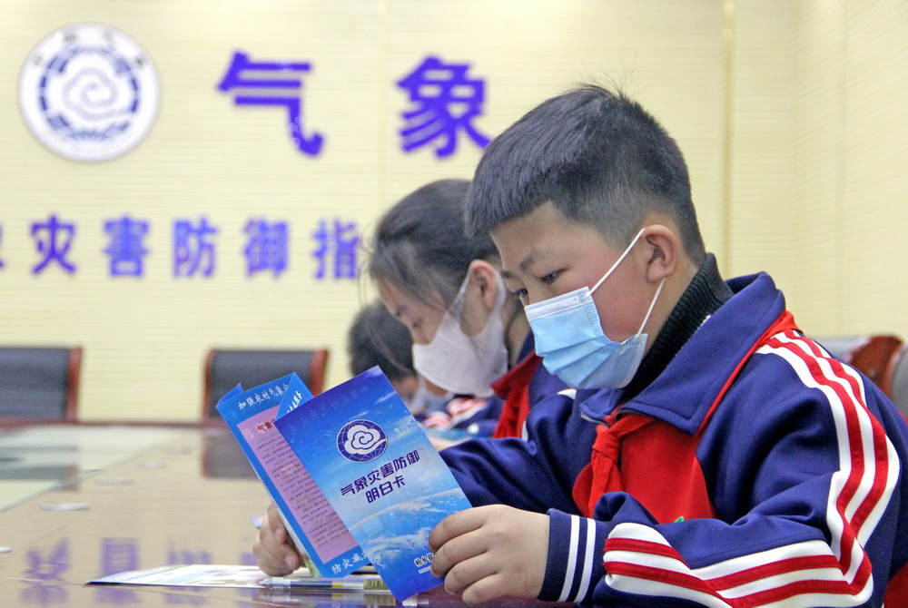 3月22日，河北省柏乡县南关小学的学生在学习气象知识。新华社发（李雪其 摄）