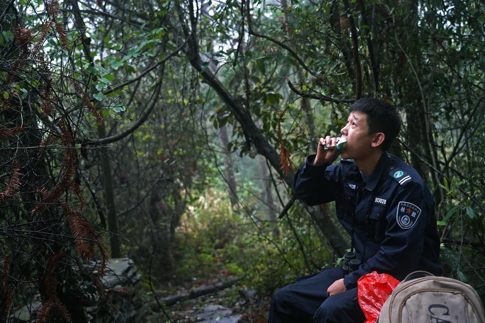 陈亮亮在巡护途中吃干粮（3月17日摄）。新华社记者 万象 摄