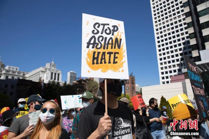 "当地时间3月27日，美国加州旧金山大批民众走上街头，抗议针对亚裔的歧视和暴力行为。当日，美国多地爆发反对歧视亚裔的游行和集会。<a