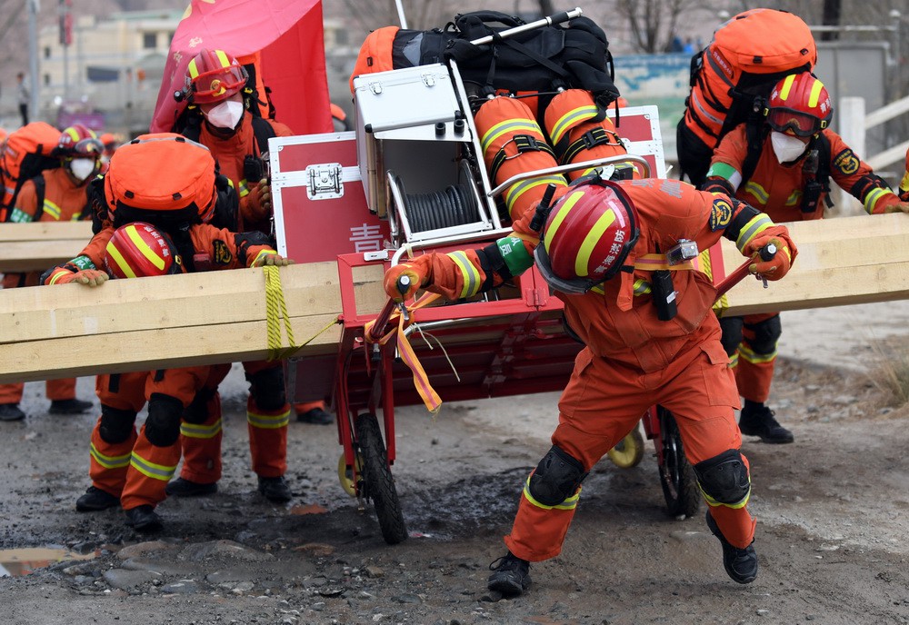 3月29日，参加演练的海东地震重型救援支队携带救援器材徒步赶赴演练现场。