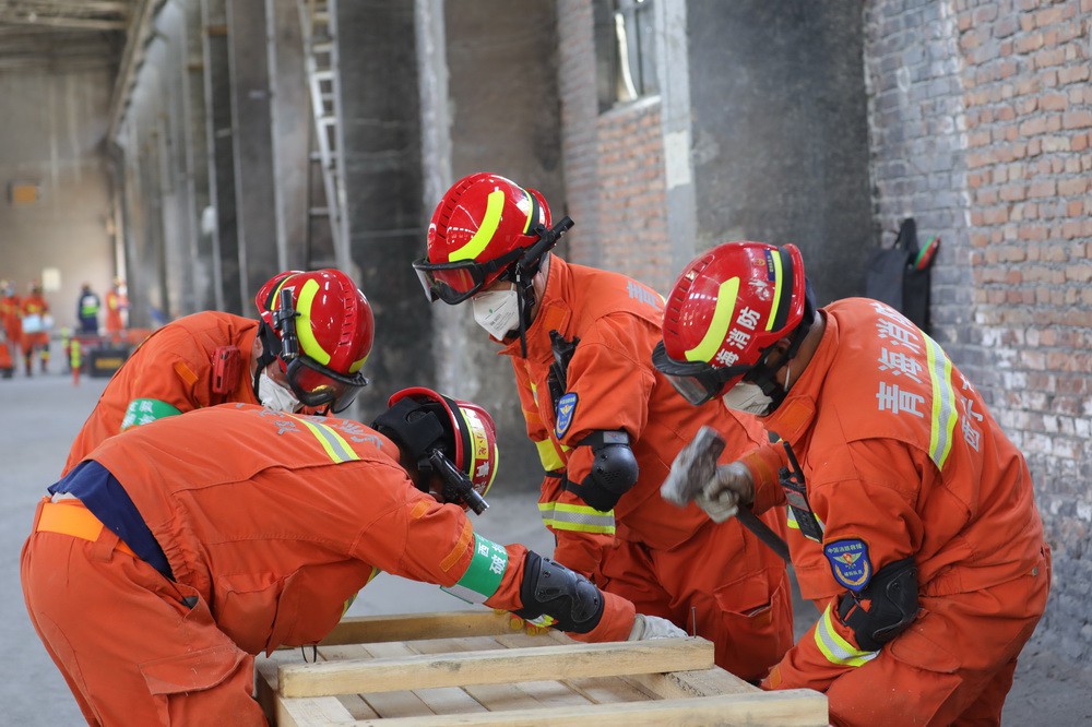 3月29日，西宁市消防救援支队在制作运送救援器材的滑道。