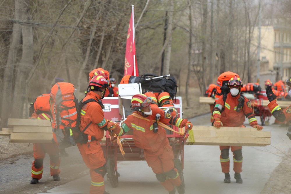 3月29日，参加演练的海东地震重型救援支队携带救援器材徒步赶赴演练现场。