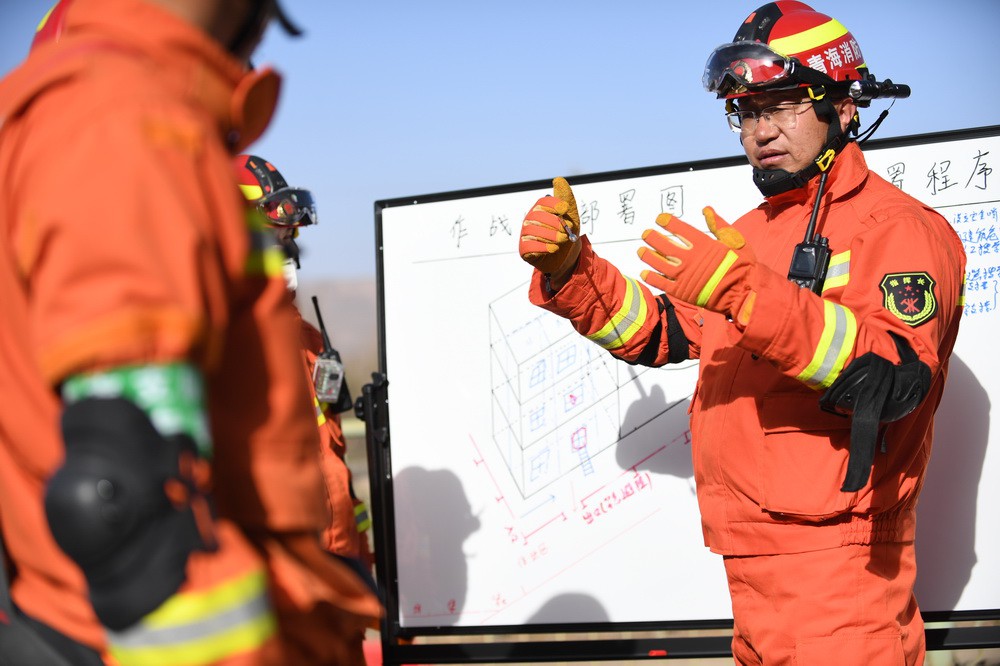 3月29日，青海海南地震轻型救援支队副支队长马仲英在布置模拟救援现场任务。