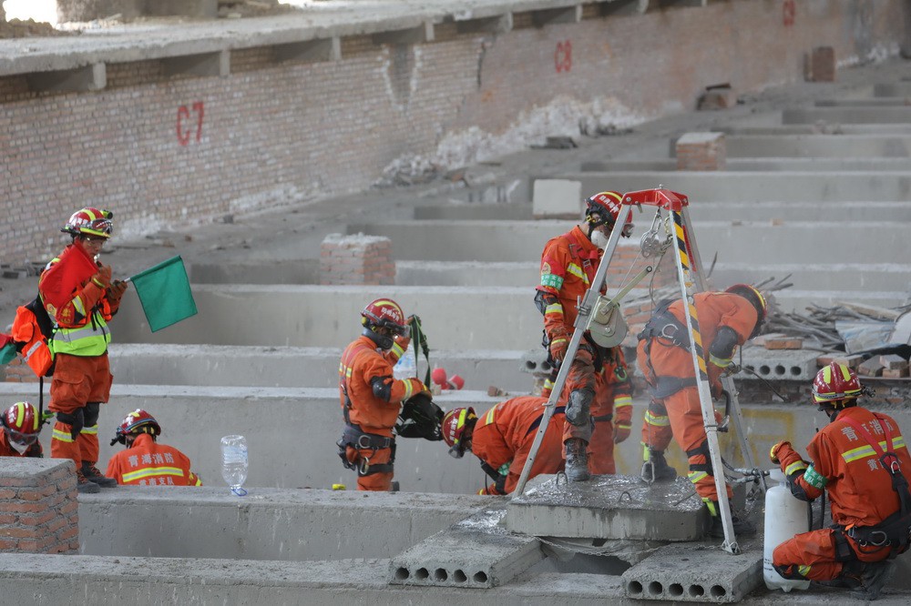 3月29日，青海黄南藏族自治州消防救援支队在“厂房坍塌事故现场”模拟救援。