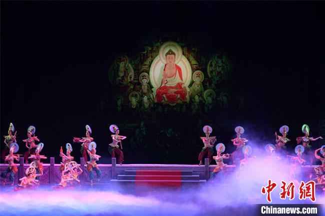 敦煌启经典舞剧《丝路花雨》新年首演引游客畅游文旅经典