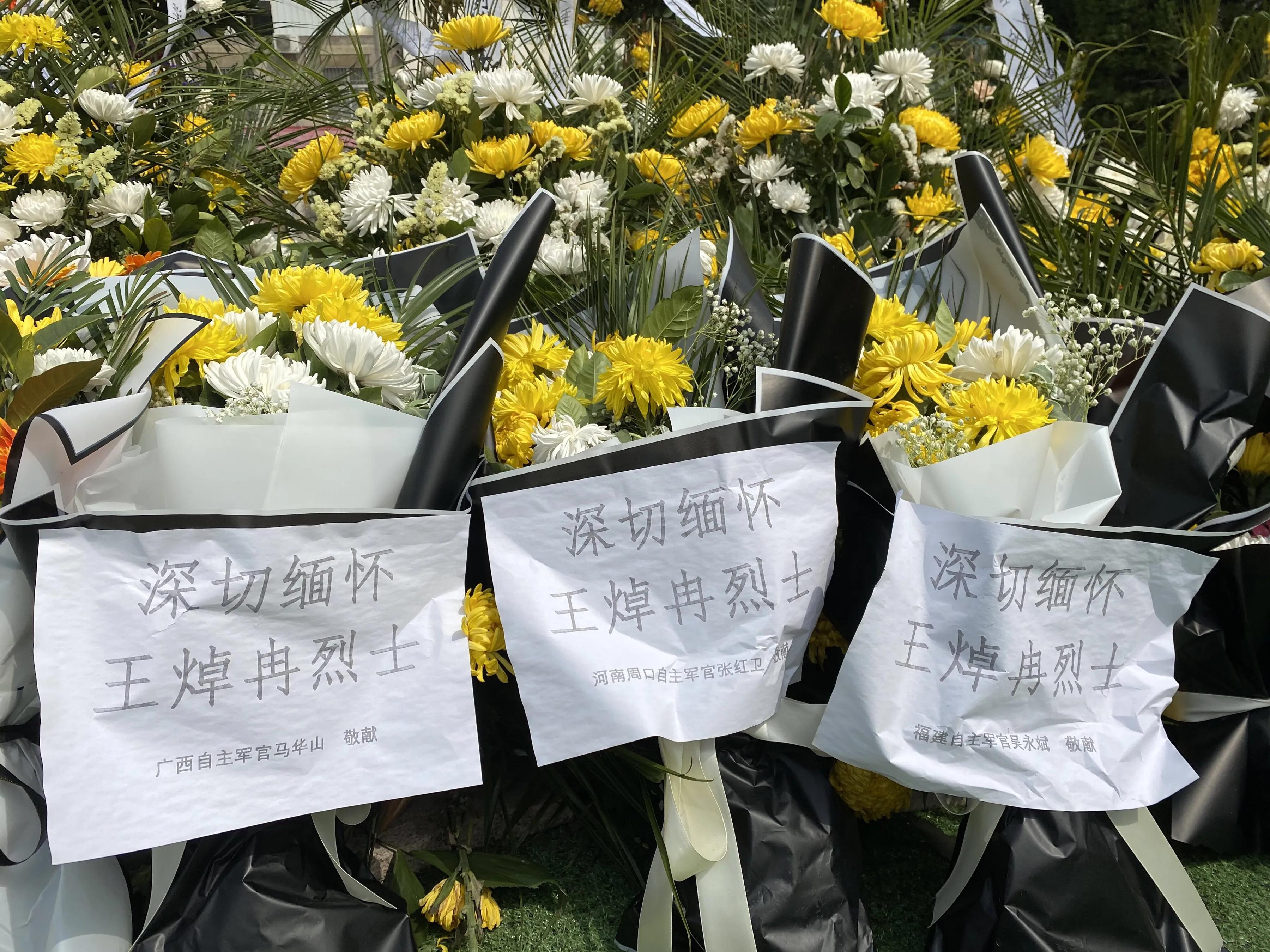 悼念戍边烈士王焯冉:全国各地近五万人自发献花祭英烈,奶奶仍在等孙子回家