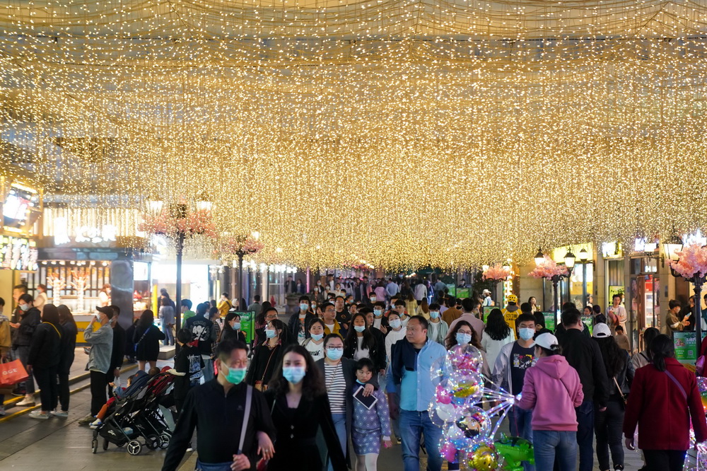 市民在武汉市楚河汉街逛街（3月28日摄）。新华社记者 程敏 摄