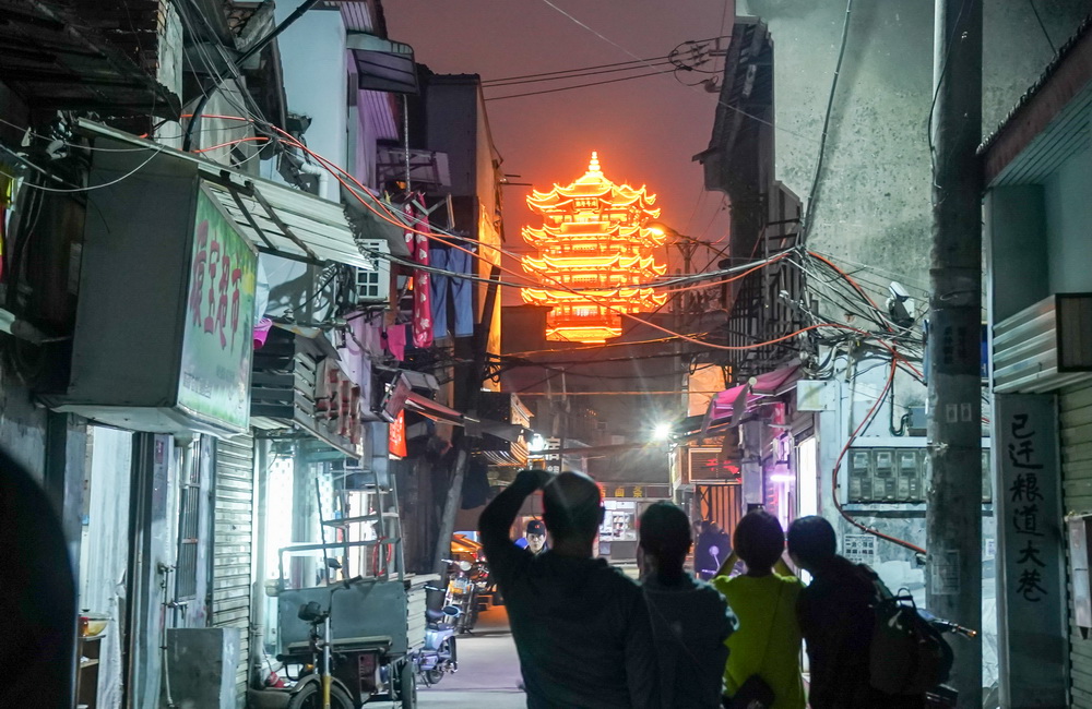 市民在武汉市武昌区著名的老街得胜路桥拍照（3月28日摄）。新华社记者 程敏 摄