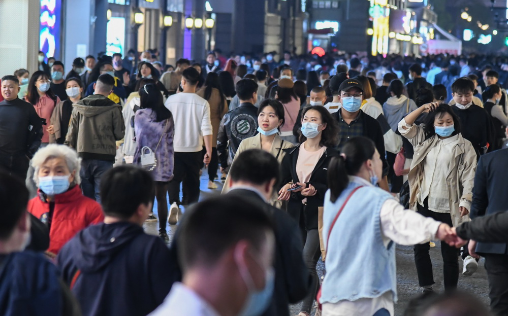  市民在武汉市江汉路步行街逛街（3月29日摄）。新华社记者 程敏 摄