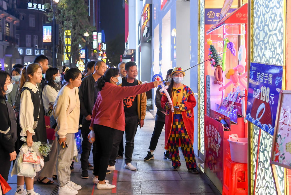 市民在武汉市江汉路步行街逛街休闲（3月29日摄）。新华社记者 程敏 摄