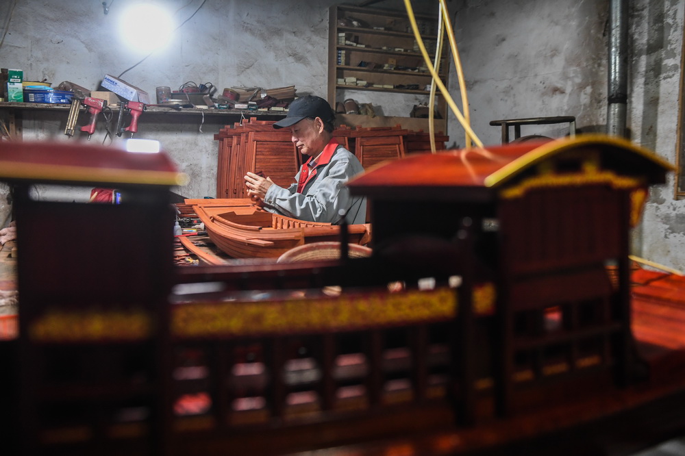 4月13日，在位于嘉兴市南湖区余新镇的嘉兴市鸣华船模制作有限公司车间内，67岁的韩鸣华在制作一艘红船模型。