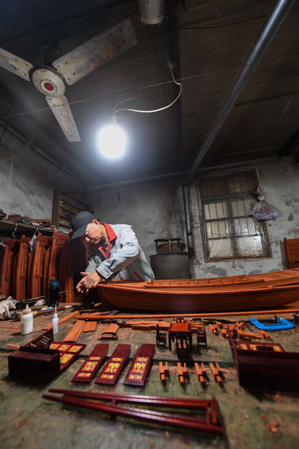4月13日，在位于嘉兴市南湖区余新镇的嘉兴市鸣华船模制作有限公司车间内，67岁的韩鸣华在制作一艘红船模型。