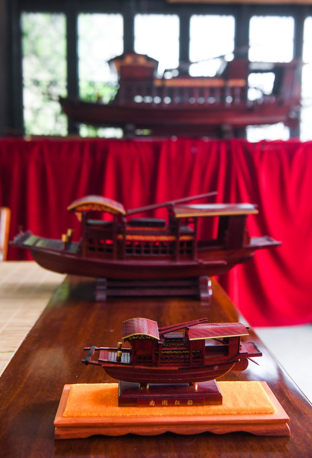 4月13日拍摄的不同尺寸的南湖红船模型。