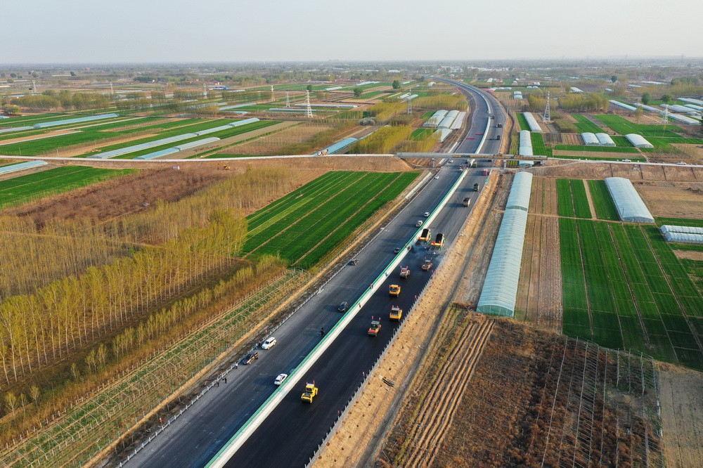 这是京德高速（一期工程）ZT3标段建设现场（4月7日摄，无人机照片）。