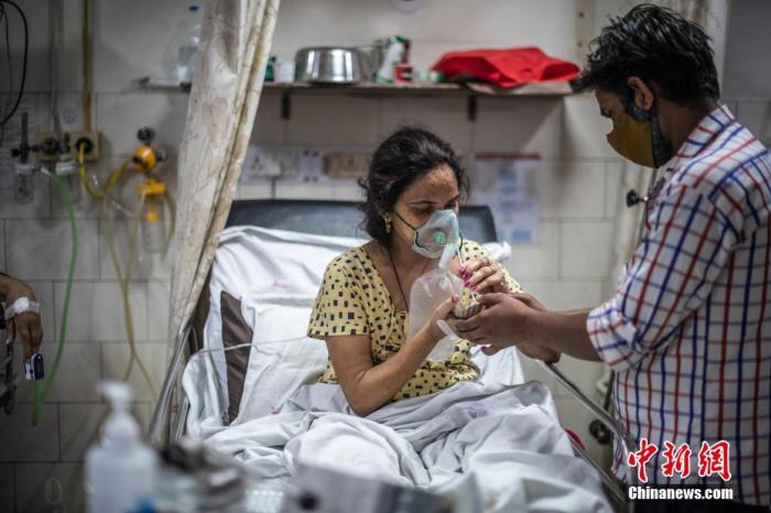 当地时间2021年5月6日，印度新德里，在圣家医院的ICU病房照料新冠肺炎患者。 图片来源：视觉中国