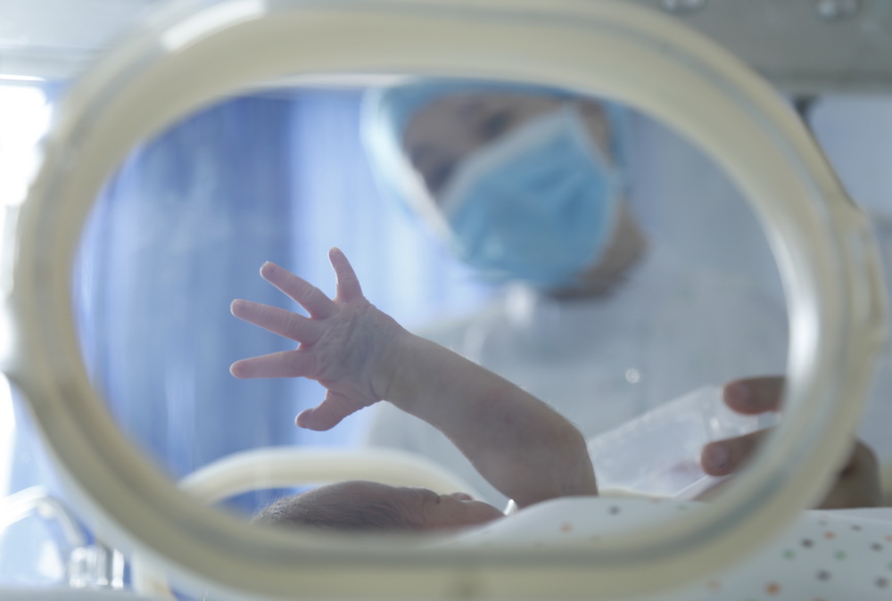 5月11日，在河北省邢台市南和区人民医院新生儿科，一名护士在护理新生儿。新华社发（张驰 摄）