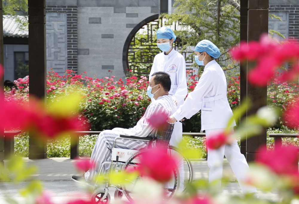 5月11日，河北省邢台市南和区人民医院护士在院区陪伴患者，将关怀融入日常护理。新华社发（张驰 摄）