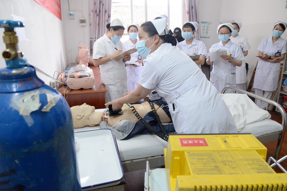 5月11日，江西省抚州市南丰县人民医院的护士在进行除颤技能竞赛。新华社发（袁智摄）