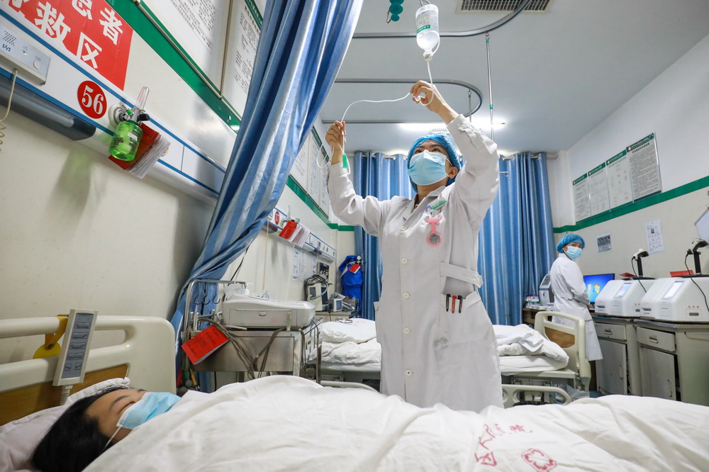 5月11日，护士在贵州省毕节市七星关区人民医院急诊科病房给患者输液。新华社发（陈曦摄）
