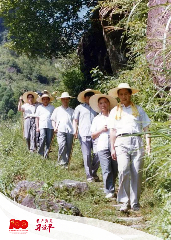 1989年7月19日，时任宁德地委书记的习近平一行前往寿宁县下党乡调研。