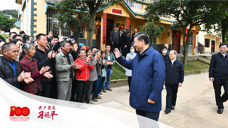 2021年4月25日，习近平总书记在桂林市全州县才湾镇毛竹山村考察时，同乡亲们亲切交流。
