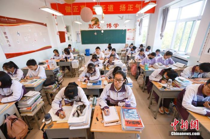 6月3日，太原一学校的高三学子在上课，备战即将到来的2021年高考。 <a target='_blank' href='http://www.chinanews.com/'><p class=