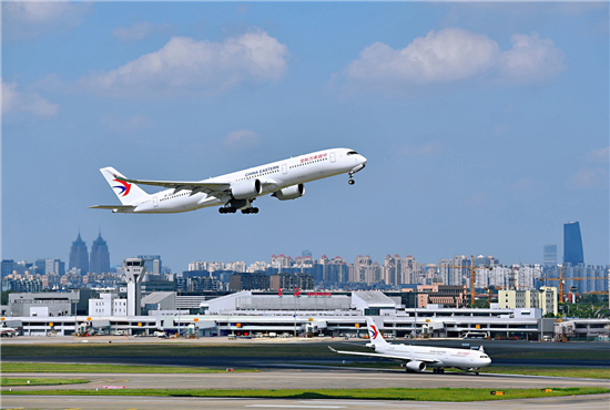 中国东方航空股份有限公司于1997年2月4日,5日及11月5日,分别在香港