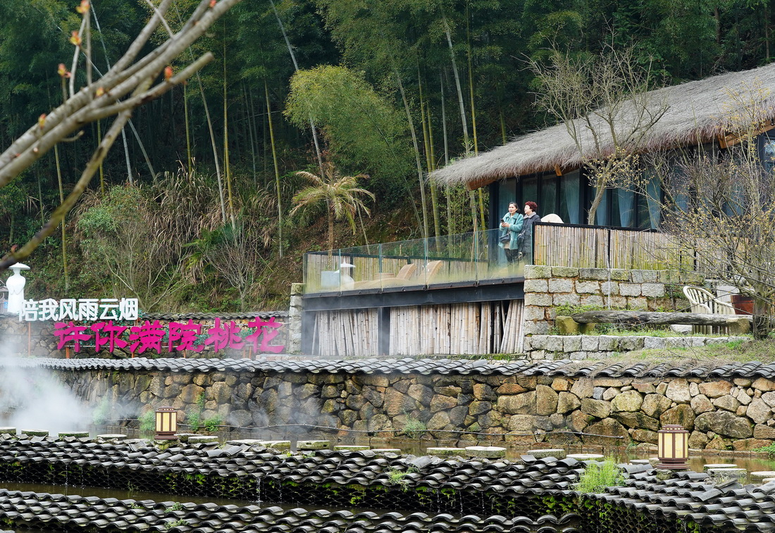 游客在江西省南昌市湾里管理局九龙溪田园综合体的民宿村休闲观光（3月20日摄）。新华社记者 万象 摄