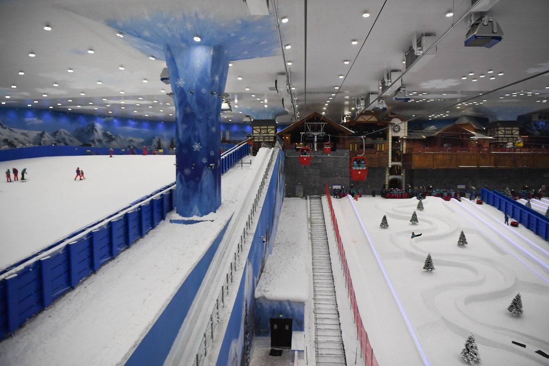 这是2020年7月11日拍摄的湘江欢乐城欢乐雪域内景。湘江欢乐城所在地原是一座巨大的废弃矿坑，历经6年建设，建成总面积约3万平方米的大型室内滑雪场。新华社记者 薛宇舸 摄